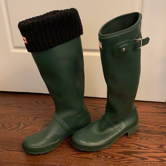 Green tall Hunter rain boots with black socks, size 8 - Picture 2 of 5